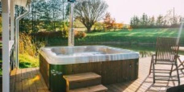 Whirlpool MONACO aus Acryl (Holzbeheizt)